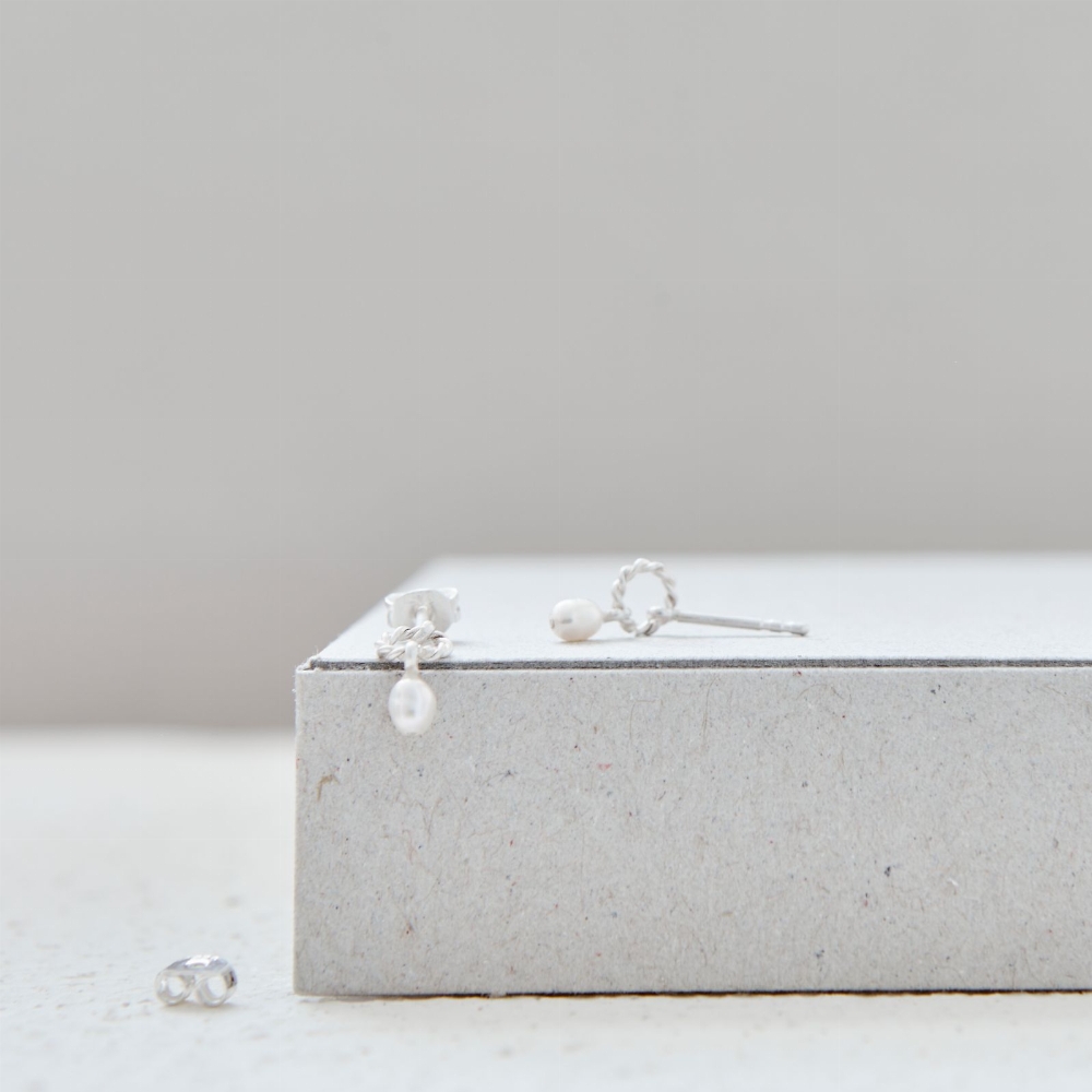 Jewel: earpins white pearl