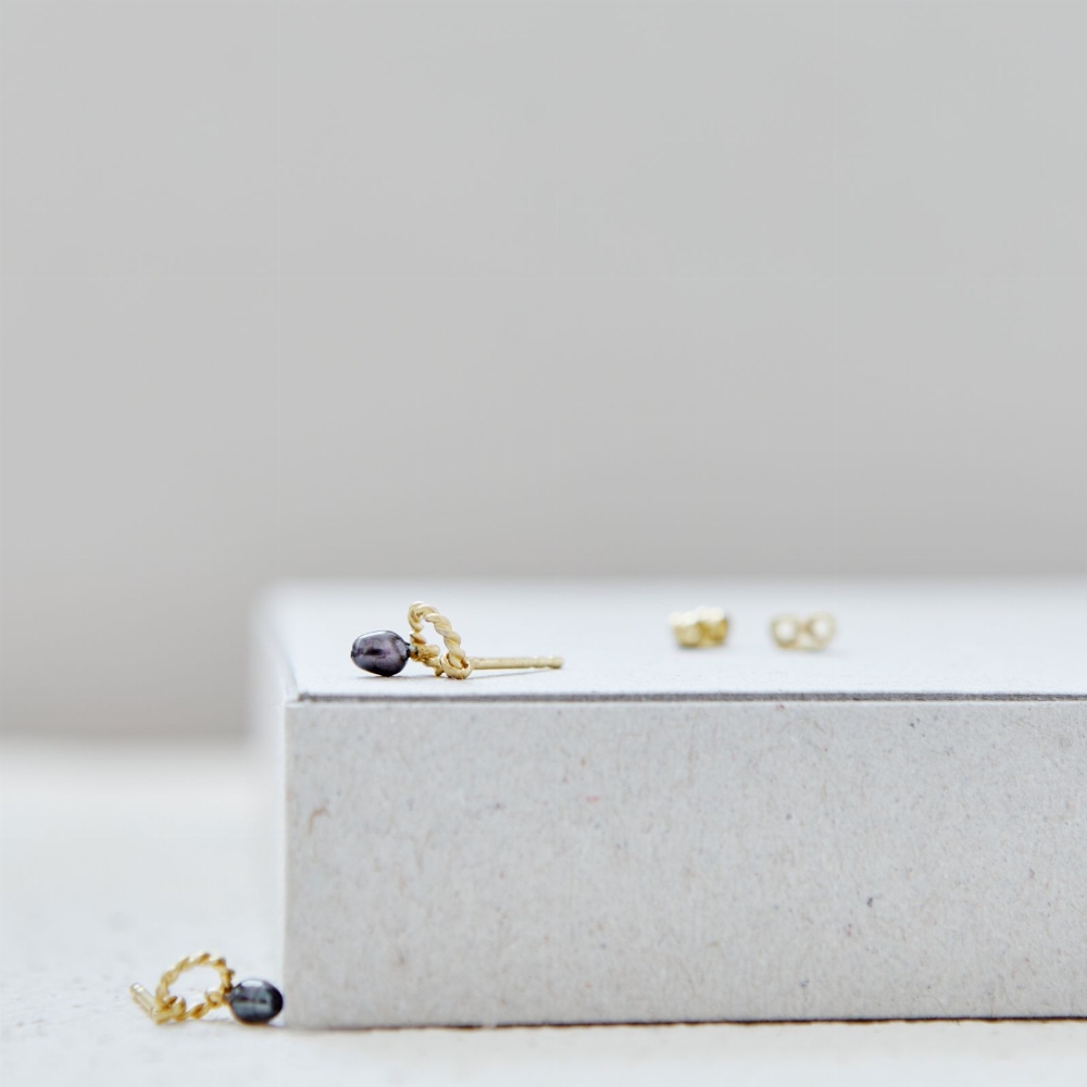 Jewel: earpins black pearl gold