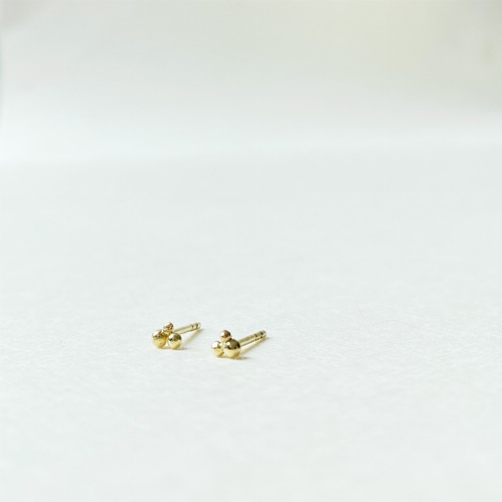Jewel: earpins little golden balls