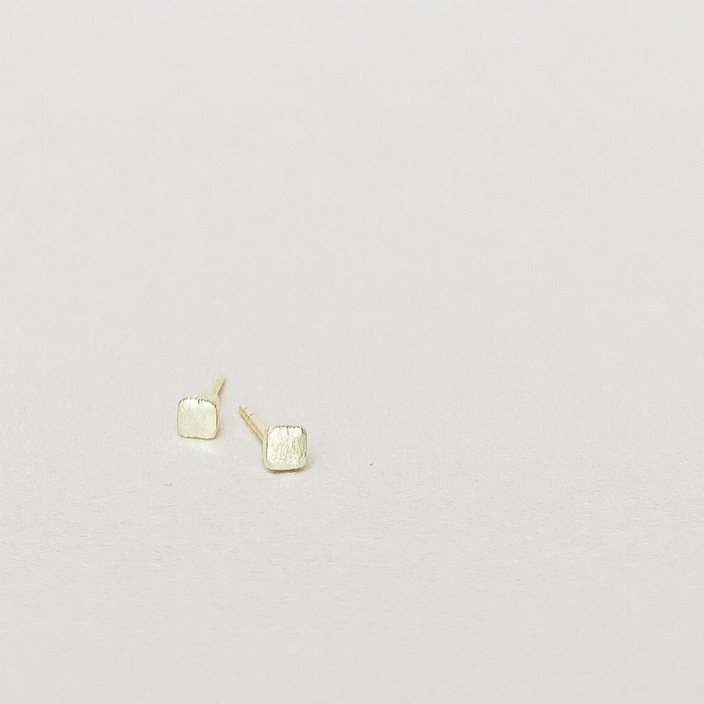Jewel: earpins cubes solid gold