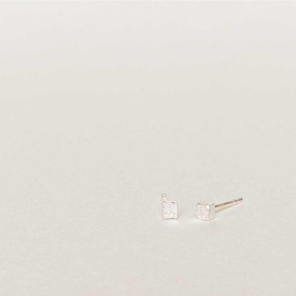 Jewel: earpins cubes silver