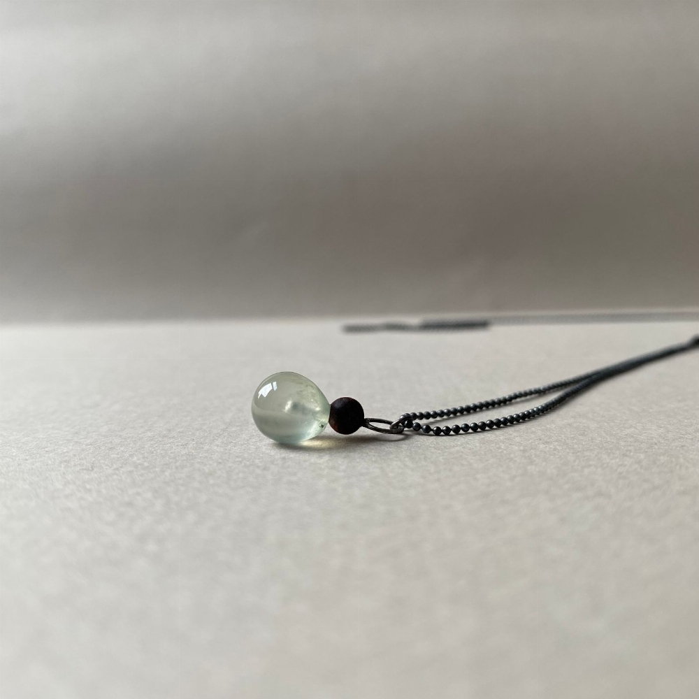 Jewel: prehnite, jaspis, oxidized silver