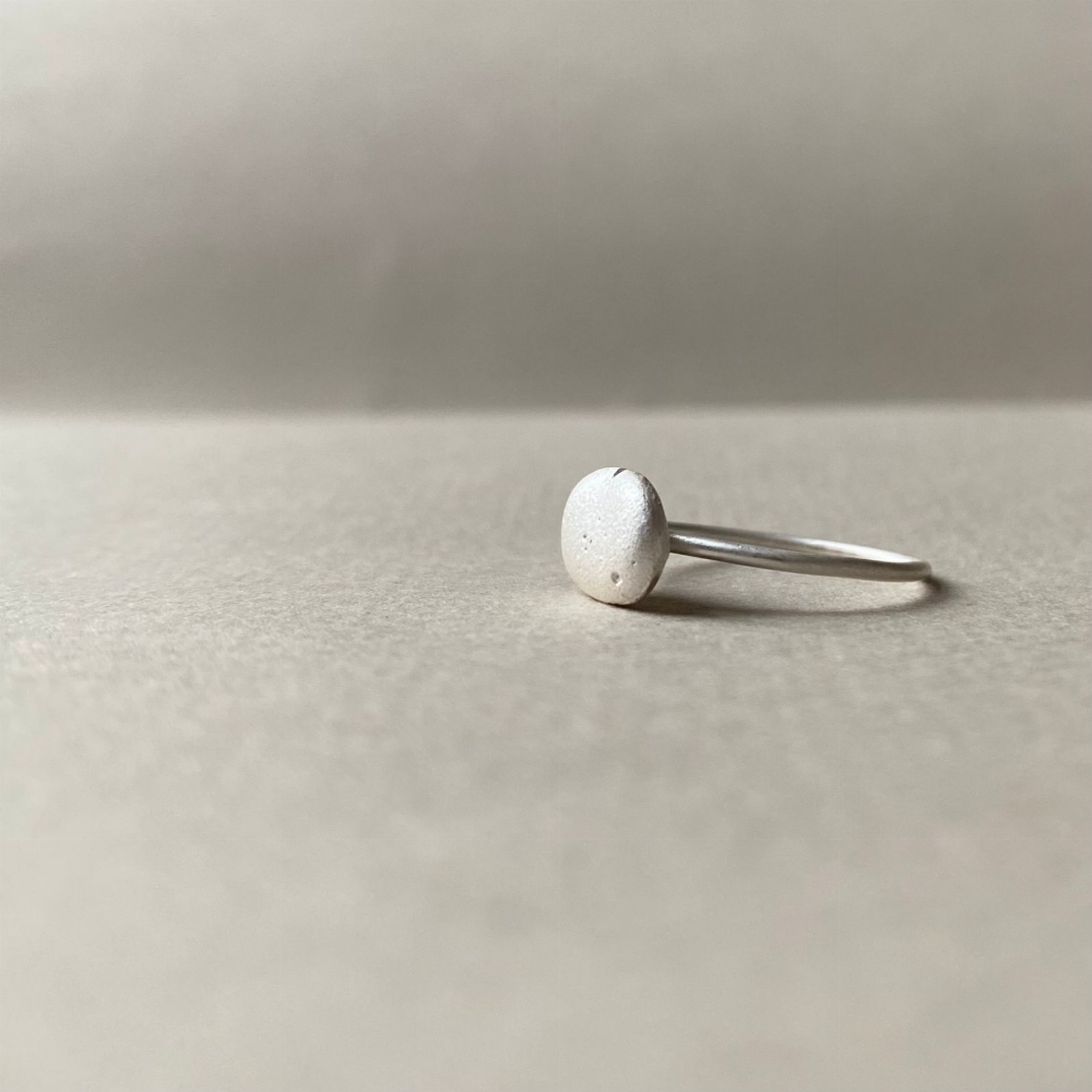 Jewel: ring silver pebble