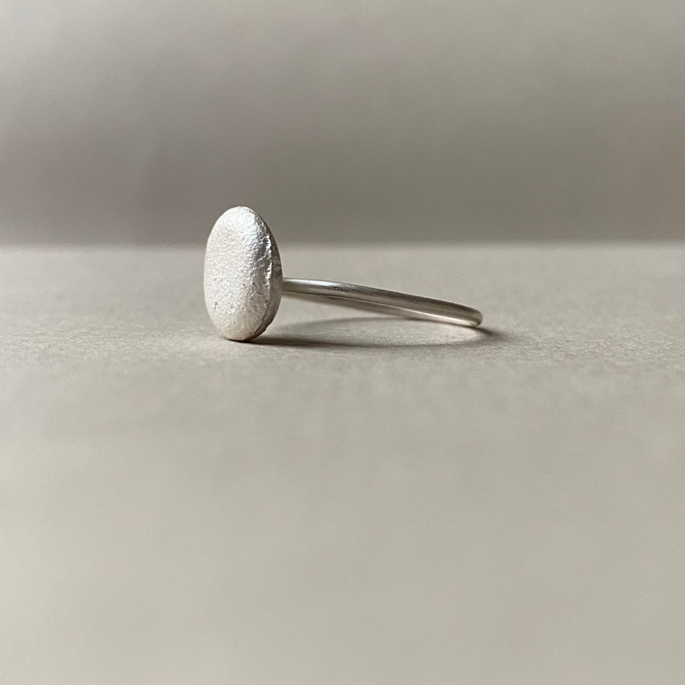 Jewel: ring silver round pebble