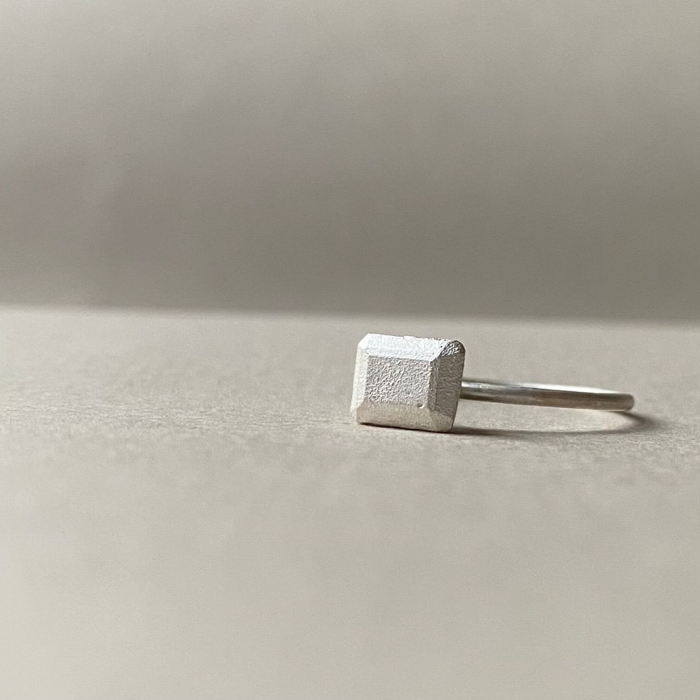 Jewel: ring silver stone rectangular
