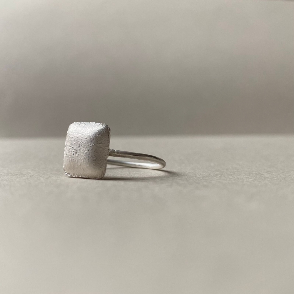 Jewel: ring silver square