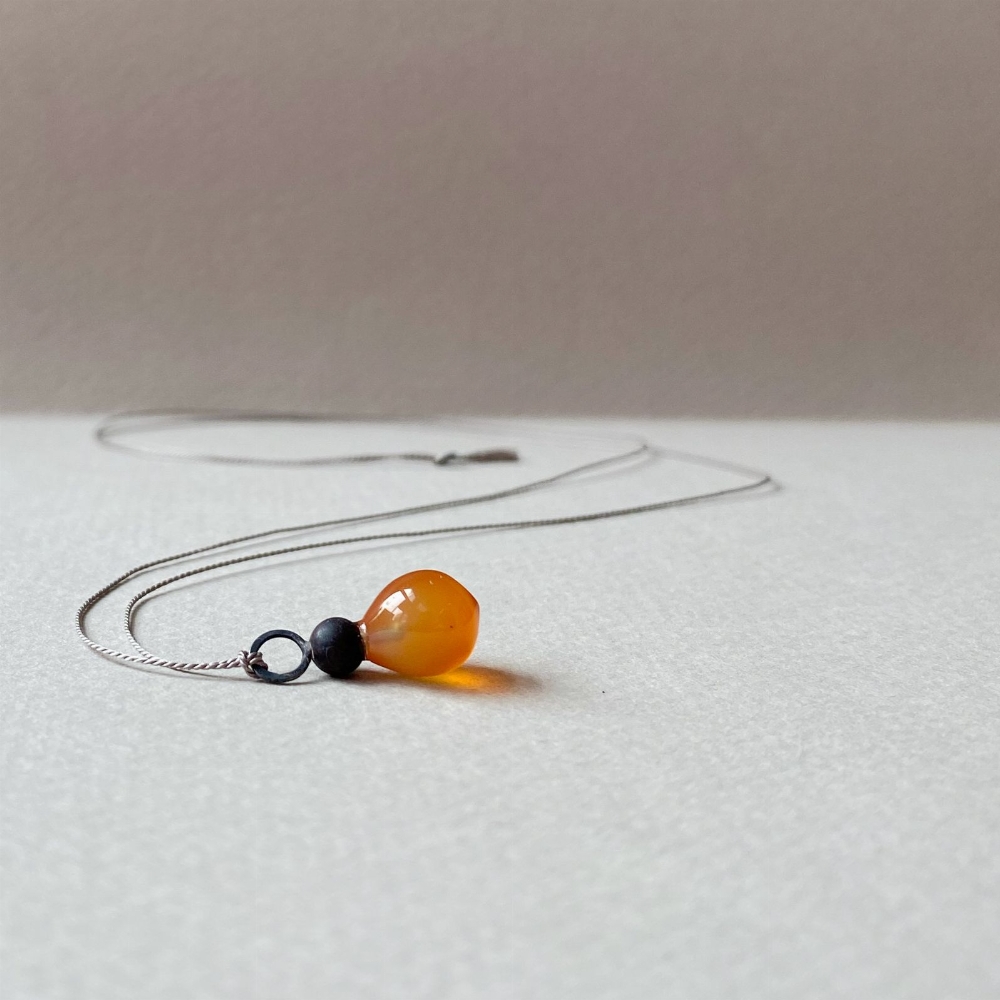 Jewel:   carnelian, jaspis, silk