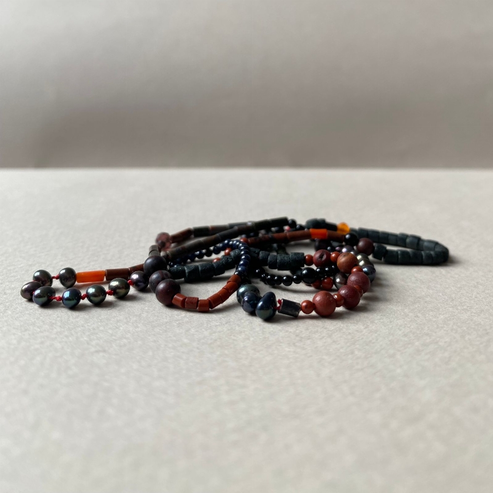 Jewel: beaded necklace red-ish