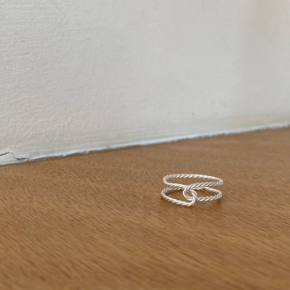 Jewel: entangled ring