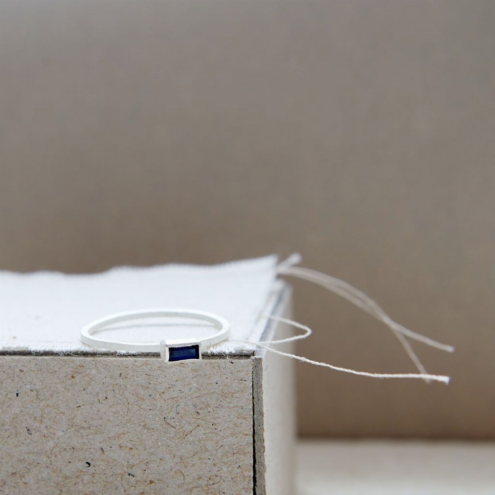 Jewel: ring baguette synthetic sapphire